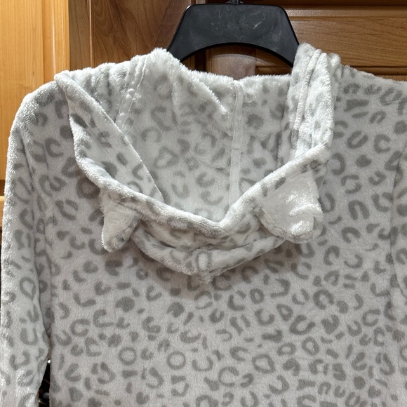 Cat & Jack Gray Leopard Plush Hooded Pajama Onesie - Picture 4 of 7